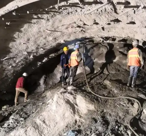 潞城隧道拱顶带模注浆料，微膨胀注浆料的特点及施工工艺